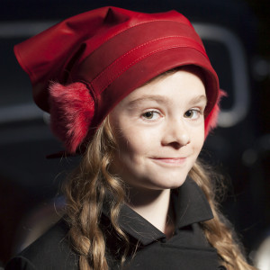 LYSSOM LUV LITTLE AVA-Lammnappa - Kopftuch mit Fellpuscheln und Lochung